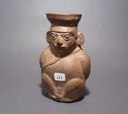 Curieux vase en céramique orangée représentant...