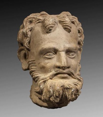 Tête d’homme barbu et moustachu. En stuc....