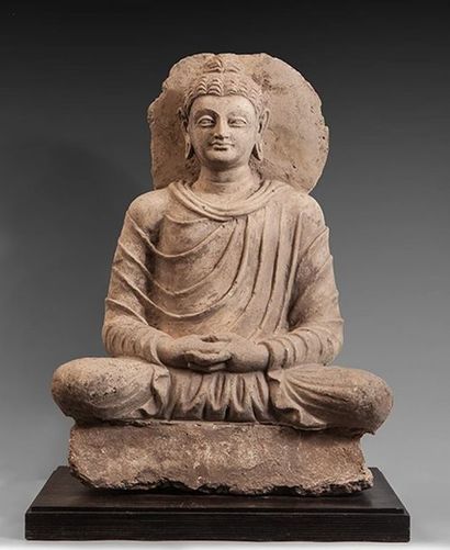 Bouddha auréolé assis dans la position du...