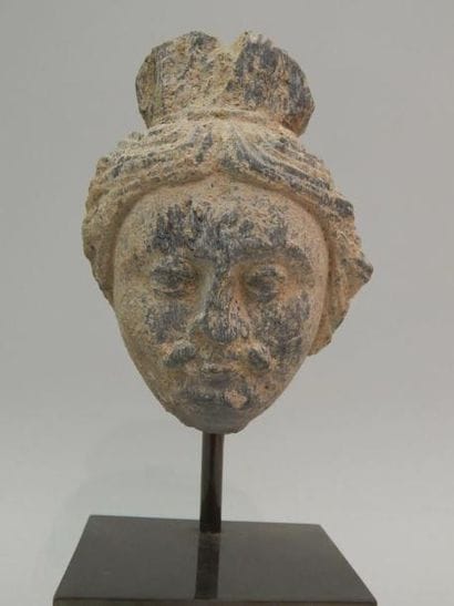 Visage de Bodhisattva en schiste. H : 7 cm....