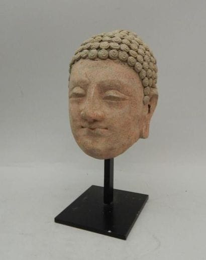 Tête de Bouddha en terre crue polychrome....