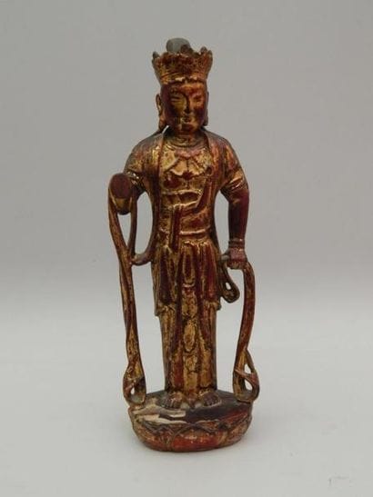 Statuette en bois représentant un bodhisattva....