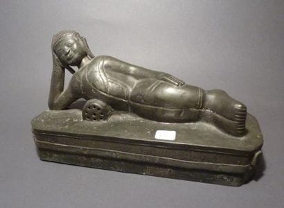 Bouddha couché en métal étamé à reflets argentés.Un...