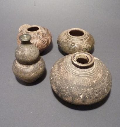 Ensemble de quatre petits vases, dont un...