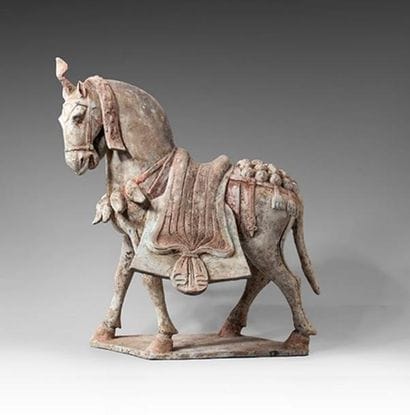 Cheval en position de marche sur une terrasse....