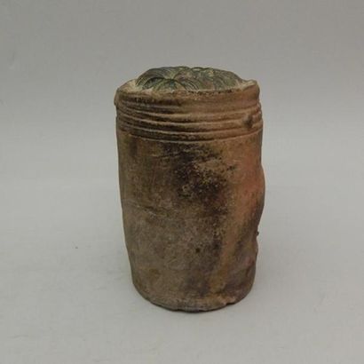 Vase en grès contenant des monnaies en bronze....