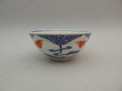 Bol en porcelaine à décor de cinq chauve-souris...