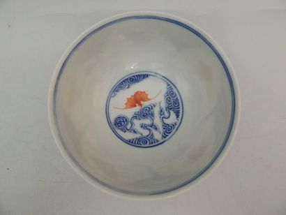 Bol en porcelaine à décor de cinq chauve-souris...