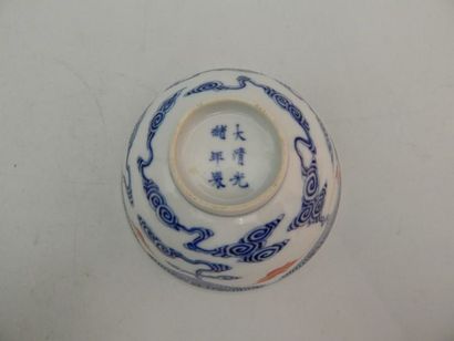 Bol en porcelaine à décor de cinq chauve-souris...