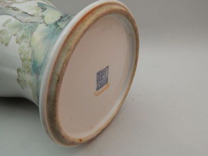 Vase de forme balustre en porcelaine à décor...