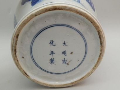Vase en porcelaine bleu blanc à décor de...