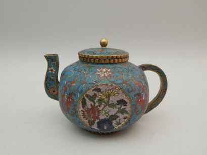 Théière en bronze et émaux cloisonnés à décor...