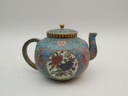 Théière en bronze et émaux cloisonnés à décor...