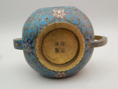 Théière en bronze et émaux cloisonnés à décor...