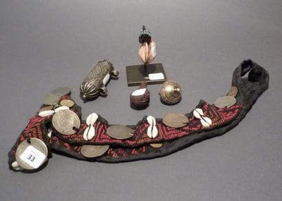 Lot d'un collier et de quatre pendentifs

A....