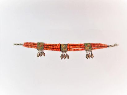 Collier à trois boîtes en métal argenté émaillé...