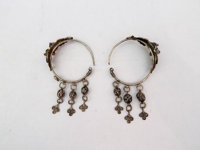 Paire de boucles d’oreilles en métal argentifère...