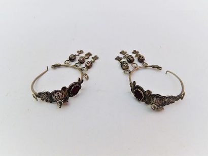 Paire de boucles d’oreilles en métal argentifère...