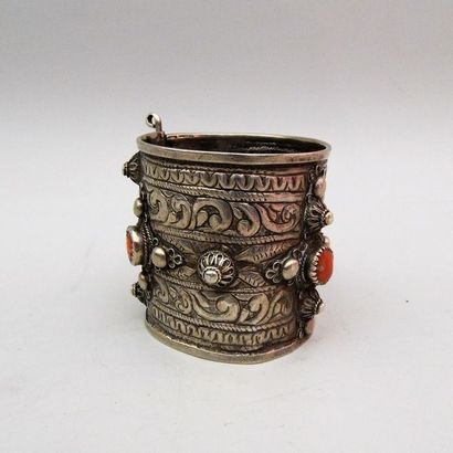 Bracelet en métal argentifère et serti de...