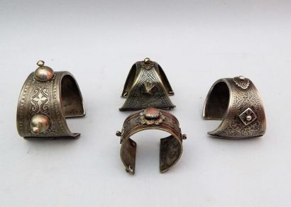 Quatre bracelets ouverts en métal argentifère...
