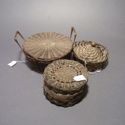 Lot de quatre boîtes en vannerie de métal...