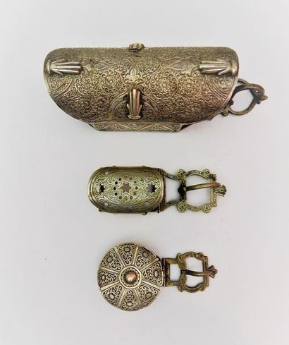 Lot de 3 boucles de ceinture en métal argentifère....