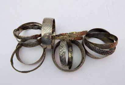 Lot de 12 bracelets en métal argentifère....