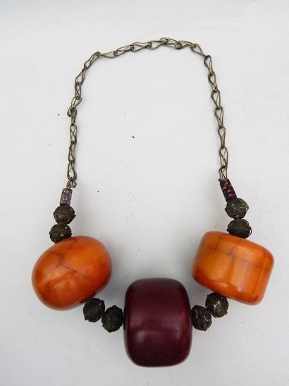 Collier composé de deux boules d’ambre composite...