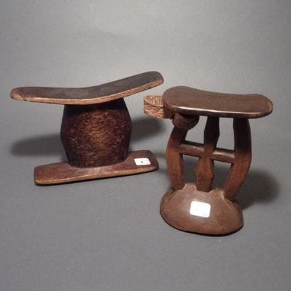 Lot de deux appuie-nuque,

Bois à patine...