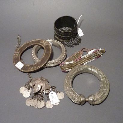 Lot de six bracelets dont un bracelet Fon...