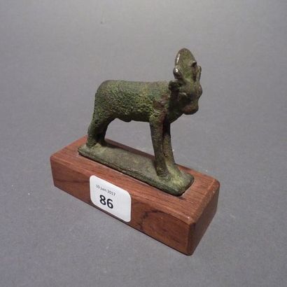Statuette votive le taureau Apis. La tête...