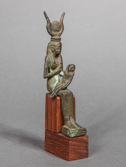 Statuette d'Isis allaitant Horus. Sa perruque...
