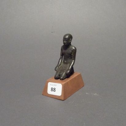 Statuette représentant un prêtre agenouillé,...