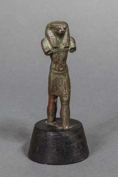 Statuette du dieu Horus anthropomorphe. Il...