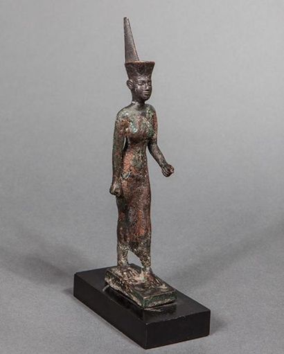 Statuette de la déesse Neith. Elle est représentée...