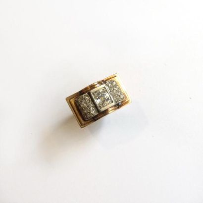 BAGUE Tank en platine (950/°°) et or jaune...