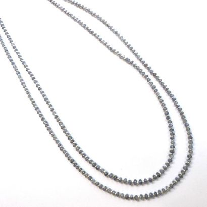 COLLIER composé de 2 rangs de perles de saphirs...