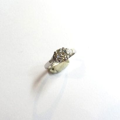 BAGUE solitaire en or gris 18k (750°/°°),...