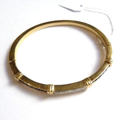 110 BIS. BRACELET jonc ouvrant en or jaune...