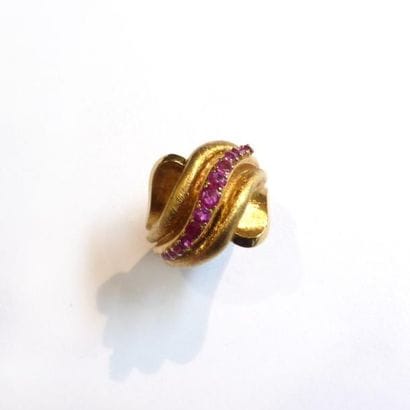 BAGUE ruban en or jaune 18K (750°/°°) sertie...