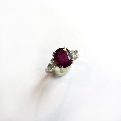 BAGUE en or gris 18k (750°/°°), ornée d'un...