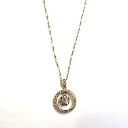CHAINE et PENDENTIF en or gris 18K (750°/°°)...
