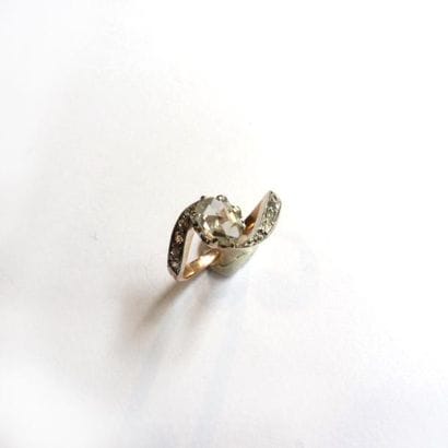BAGUE en or 2 tons 18k (750°/°°), ornée de...