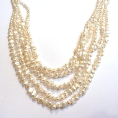 COLLIER formé de cinq rangs de perles d'eau...