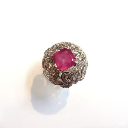 BAGUE fleur en argent (925°/°°), ornée d'un...
