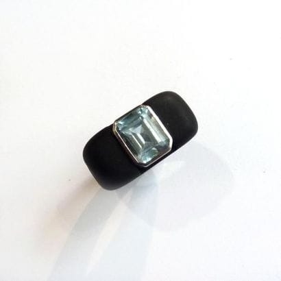 André BENITAH. BAGUE en résine noire, ornée...