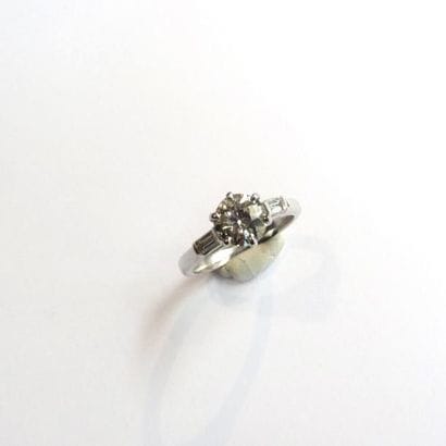 BAGUE solitaire en or gris 18k (750°/°°),...
