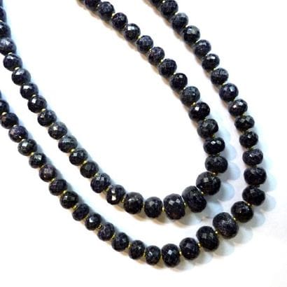 COLLIER composé de 2 rangs de perles de saphirs...