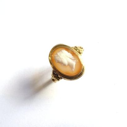 130 BIS. BAGUE en or jaune 18k (750 millièmes)...