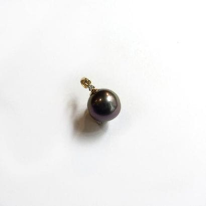 PENDENTIF orné d'une perle de culture grise...